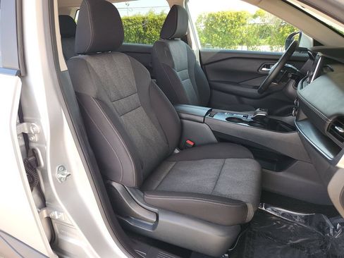 Used 2025 Nissan Rogue SV FWD image 16
