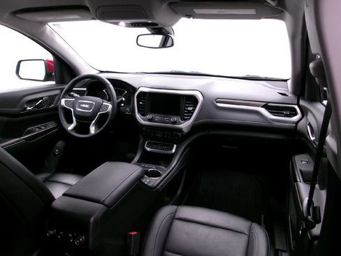 Certified 2023 GMC Acadia SLT w/ Preferred Package image 3