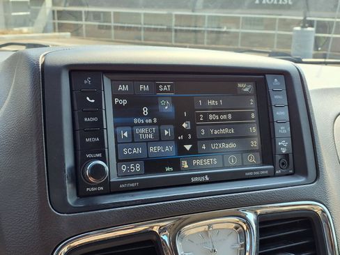 Used 2014 Chrysler Town & Country Limited w/ Luxury Group FWD image 7