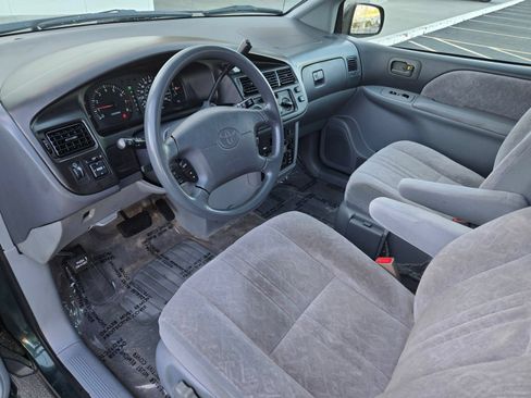 Used 2000 Toyota Sienna LE FWD image 8