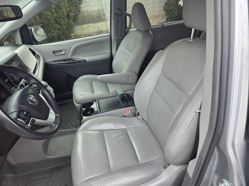 Used 2017 Toyota Sienna XLE image 7