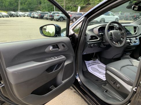 Used 2025 Chrysler Pacifica Select FWD image 17