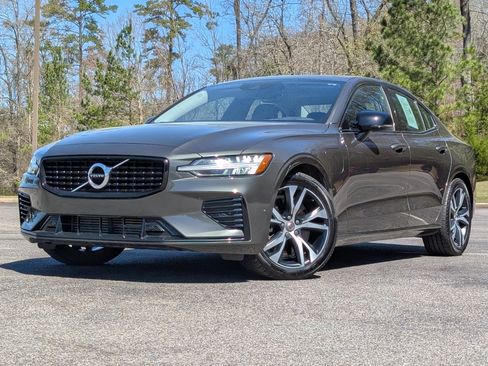 Used 2021 Volvo S60 T8 R-Design Expression image 4