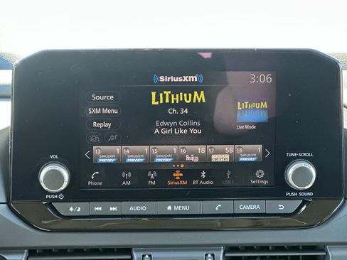 Used 2024 Nissan Pathfinder S image 26