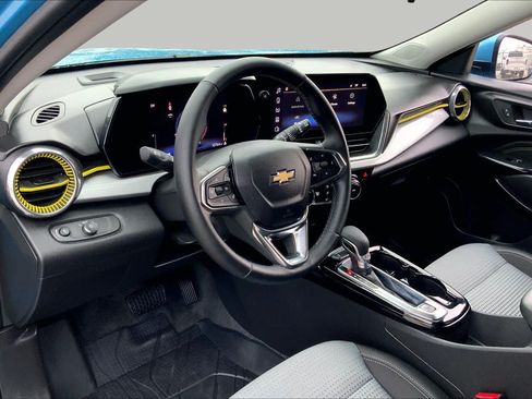 Used 2025 Chevrolet Trax LT w/ Driver Confidence Package FWD image 18