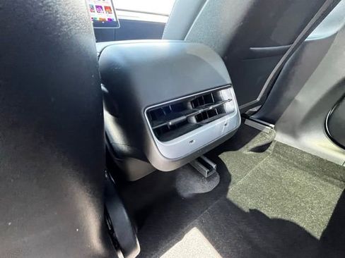 Used 2021 Tesla Model Y Long Range AWD/4WD image 29