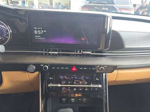 Used 2023 Kia Carnival EX FWD image 5