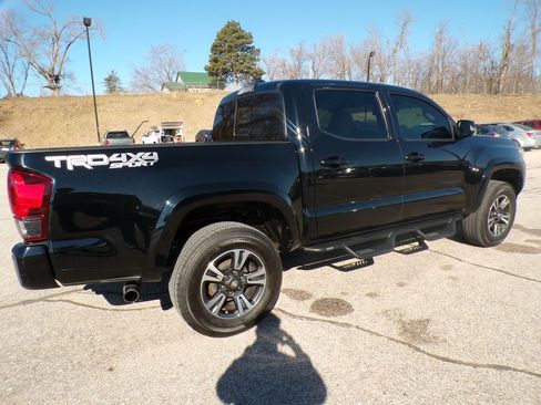Used 2019 Toyota Tacoma TRD Sport image 4