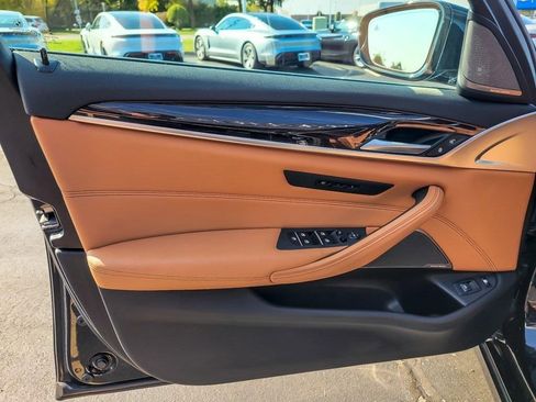 Used 2023 BMW 530e xDrive w/ Premium Package image 18