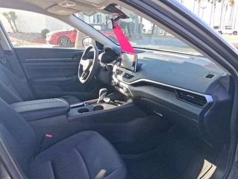 Used 2025 Nissan Altima 2.5 S FWD image 10