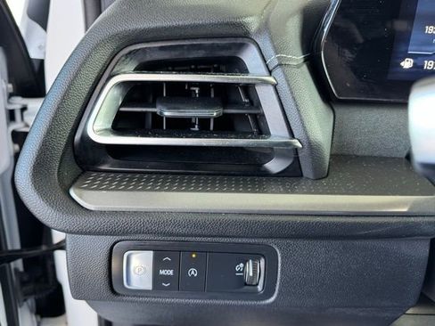 Used 2025 Chevrolet Traverse LT image 37