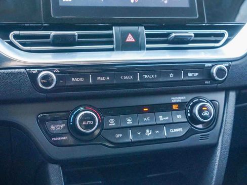 Certified 2022 Kia Niro EX FWD image 21