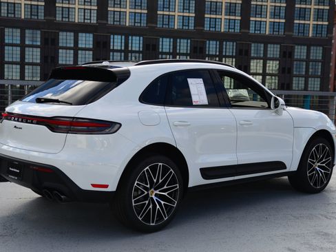 Certified 2026 Porsche Macan AWD/4WD image 9