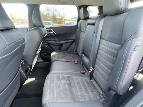 Used 2025 Mitsubishi Outlander SE image 12