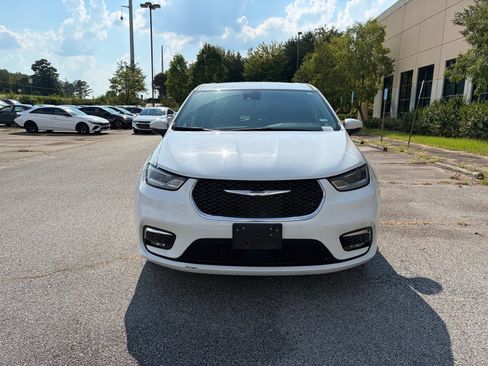 Used 2023 Chrysler Pacifica Touring-L FWD image 1