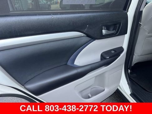 Used 2019 Toyota Highlander XLE FWD image 11