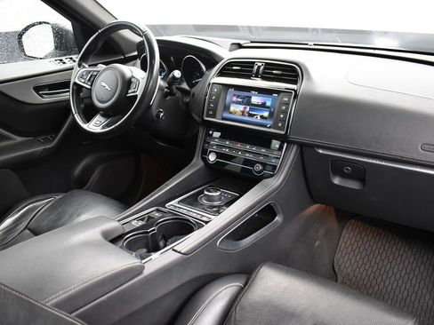 Used 2017 Jaguar F-PACE S image 28