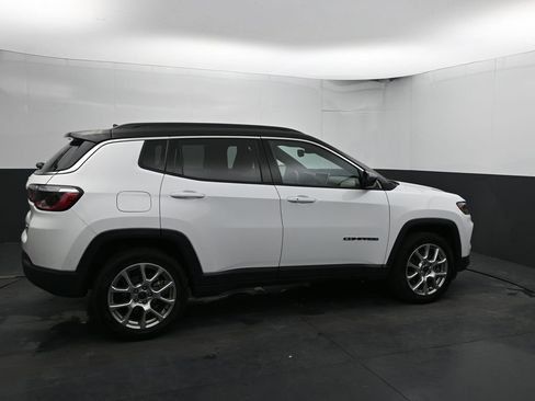 Used 2025 Jeep Compass Limited image 13
