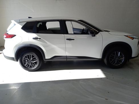 Used 2024 Nissan Rogue S FWD image 2