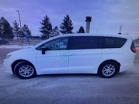 Used 2024 Chrysler Pacifica Touring-L image 5