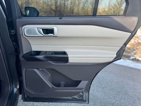 Used 2020 Ford Explorer Platinum w/ Premium Technology Package image 21