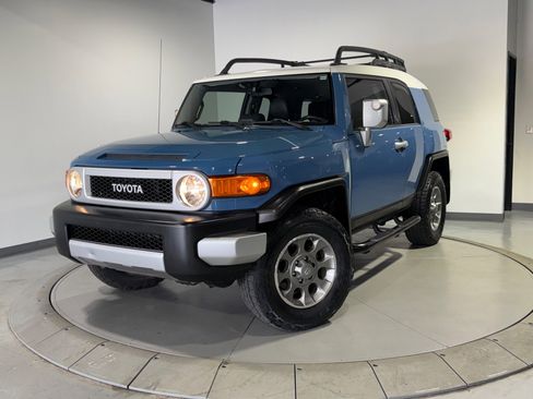 Used 2013 Toyota FJ Cruiser 4WD w/ Convenience Pkg image 2