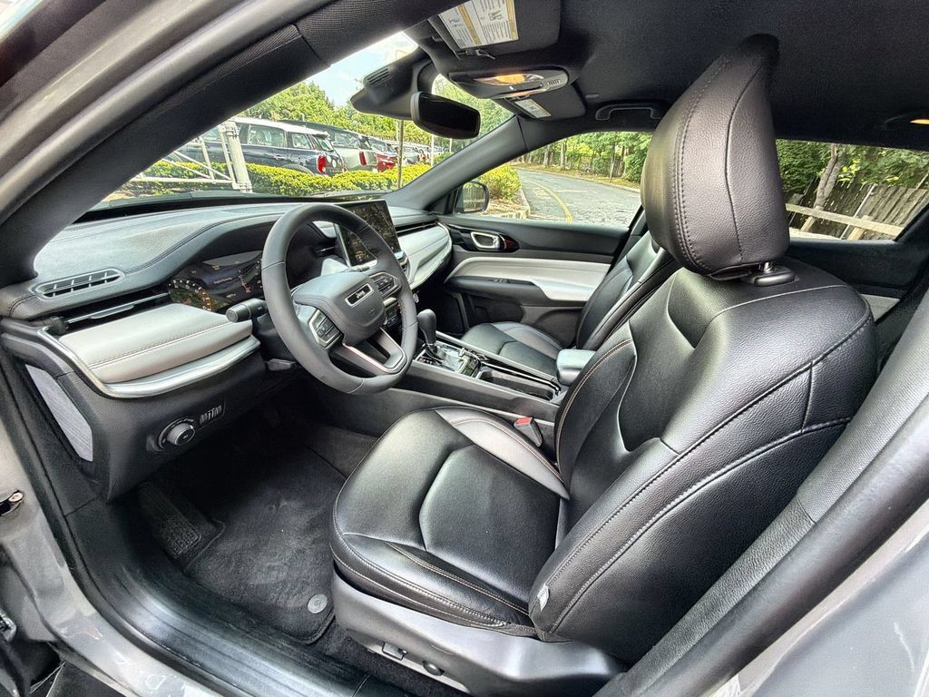 Used 2024 Jeep Compass Limited AWD/4WD image 10