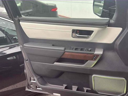 Used 2025 Toyota Sequoia Capstone AWD/4WD image 8