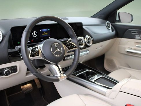 Used 2025 Mercedes-Benz GLA 250 4MATIC image 2