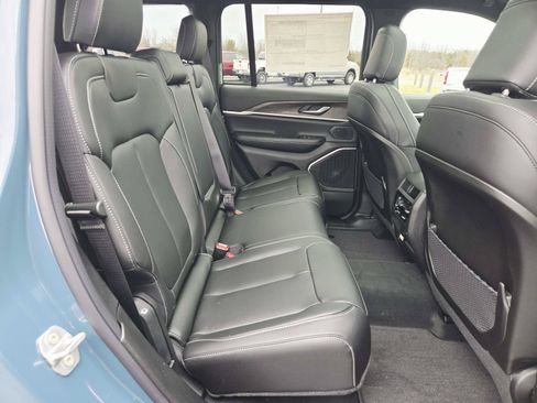 New 2026 Jeep Grand Cherokee Limited w/ Limited Altitude Package AWD/4WD image 16