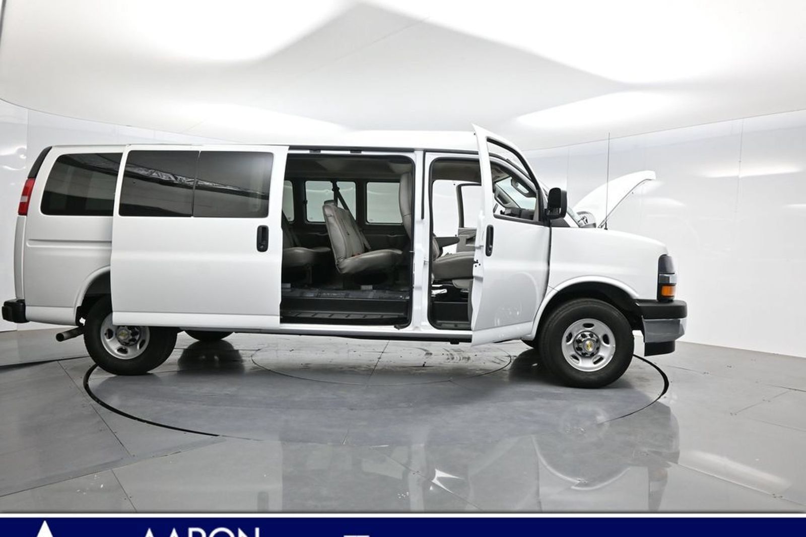 Used 2025 Chevrolet Express 3500 LT w/ LT Preferred Equipment Group RWD image 3
