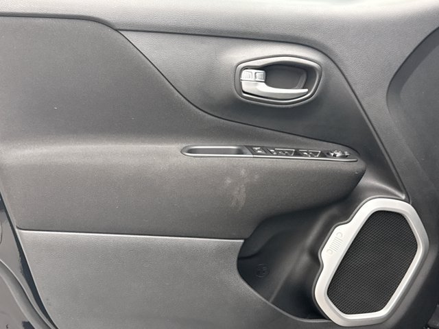 Used 2020 Jeep Renegade Latitude w/ Cold Weather Group AWD/4WD image 9