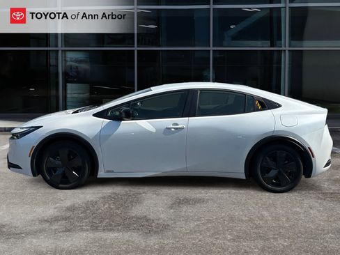 Used 2025 Toyota Prius LE FWD image 3