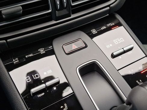 Used 2025 Porsche Macan image 18