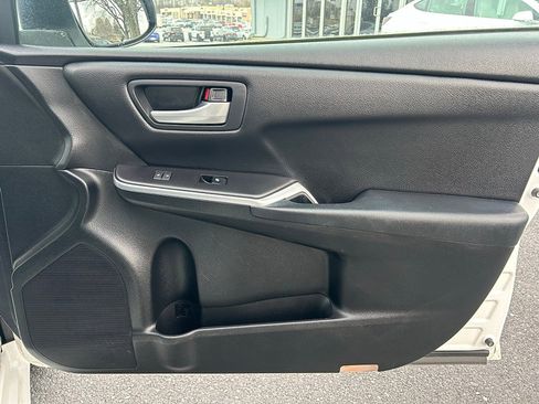 Used 2017 Toyota Camry SE image 32