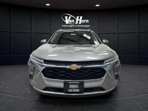 Used 2025 Chevrolet Trax LT w/ LT Convenience Package FWD image 2