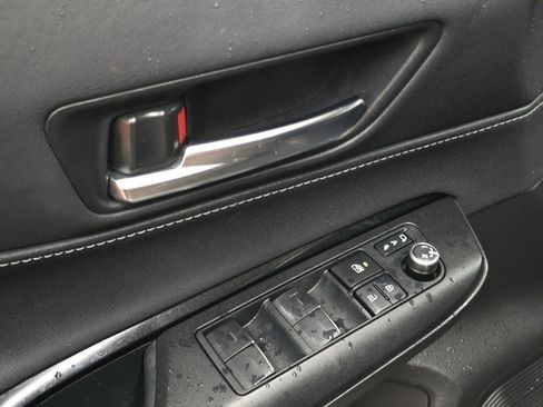 Used 2023 Toyota Venza LE image 31