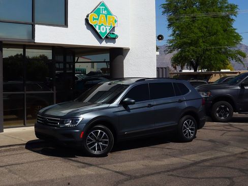 Used 2018 Volkswagen Tiguan SE w/ Panoramic Sunroof Package image 3