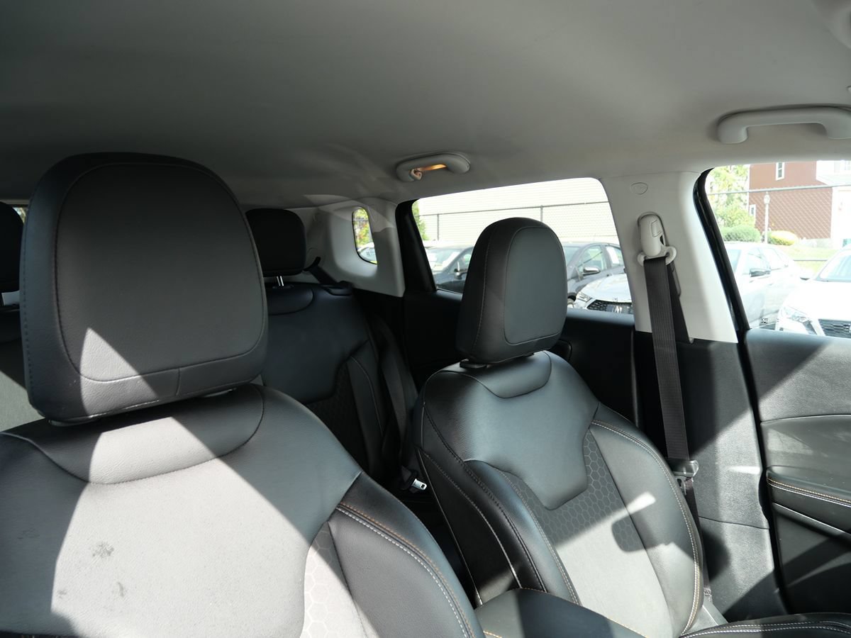 Used 2018 Jeep Compass Latitude w/ Cold Weather Group AWD/4WD image 18