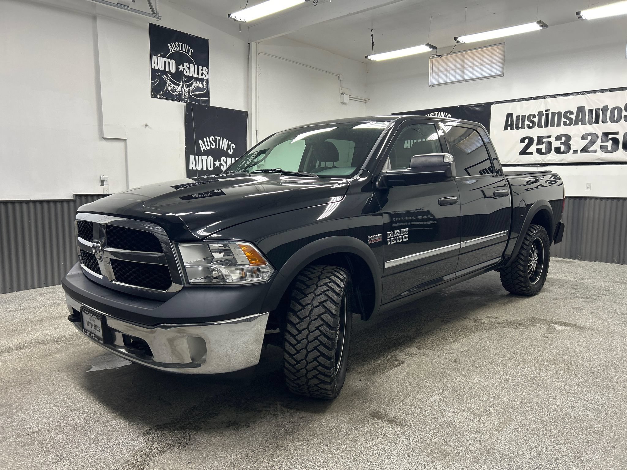 Used 2015 RAM 1500 ST w/ SXT Appearance Group AWD/4WD image 3