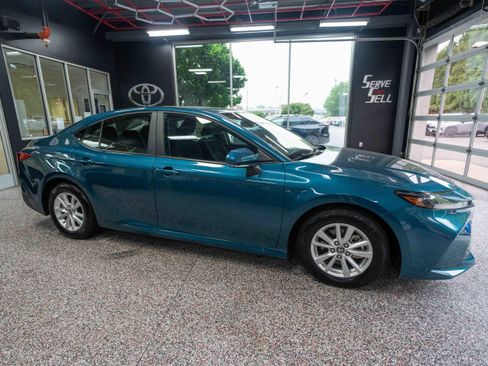 Used 2025 Toyota Camry LE w/ Convenience Package FWD image 5