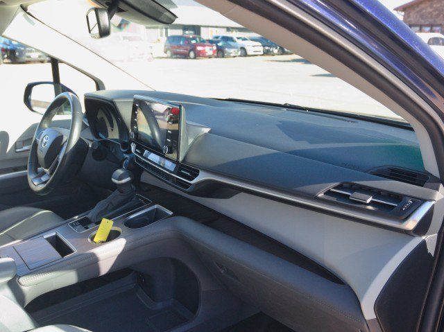 Used 2024 Toyota Sienna XLE FWD image 32