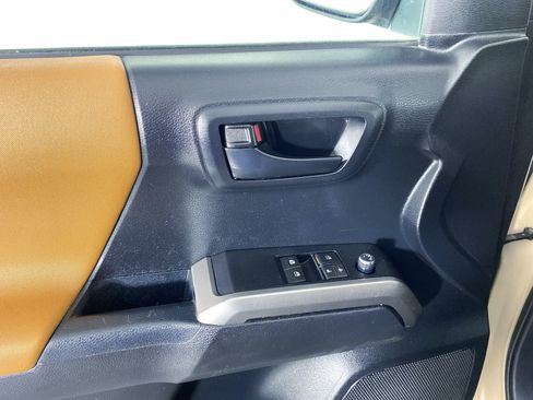 Used 2017 Toyota Tacoma SR5 w/ SR5 Appearance Package (SM) image 13