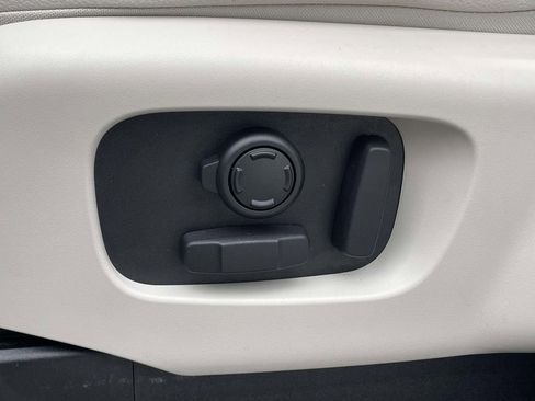 Used 2025 Land Rover Discovery S image 9