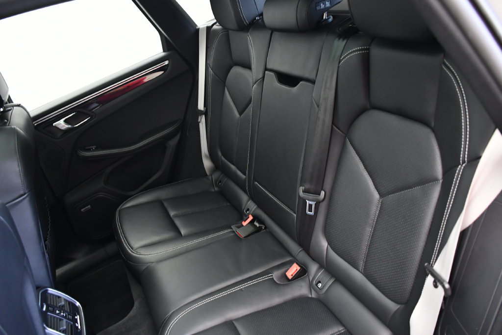 Certified 2024 Porsche Macan AWD/4WD image 41
