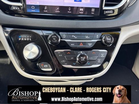 Used 2023 Chrysler Pacifica Touring-L FWD image 27