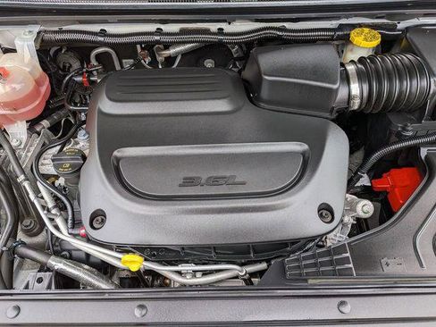 Certified 2023 Chrysler Pacifica Touring-L image 31