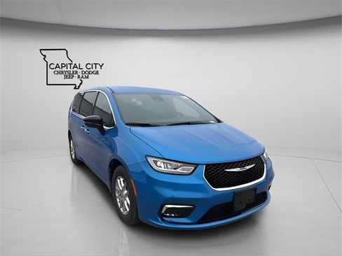 New 2026 Chrysler Pacifica Select image 2