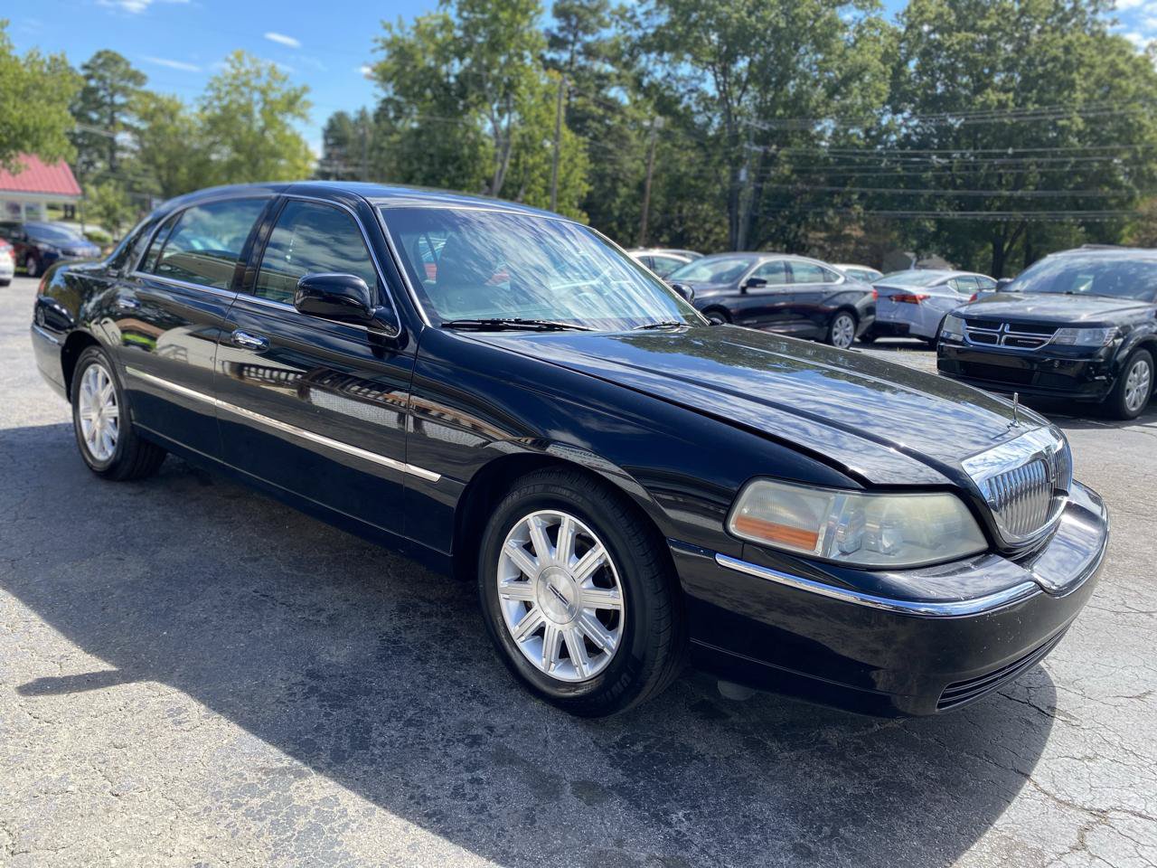 Used 2011 Lincoln Town Car Signature Limited RWD image 3