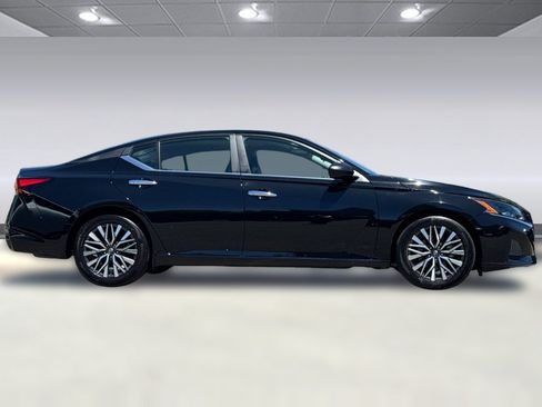 Used 2025 Nissan Altima 2.5 SV FWD image 8